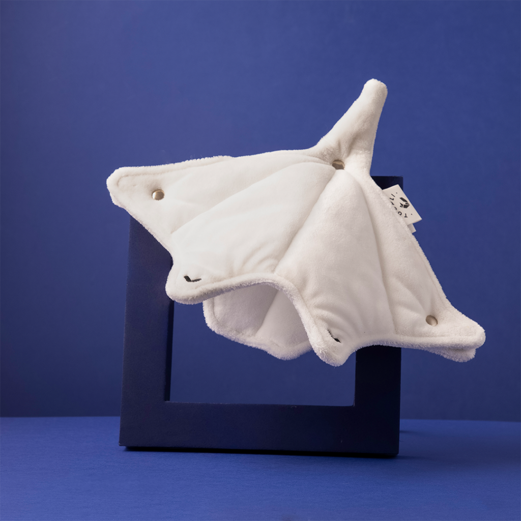 Présentation de la peluche marionette blanche en forme de raie manta de la marque Toupli