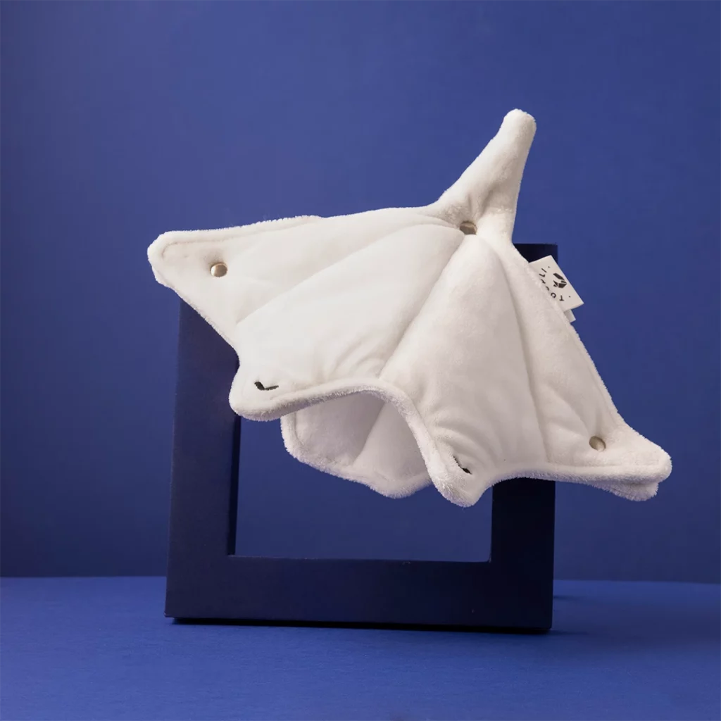 Présentation de la peluche marionette blanche en forme de raie manta de la marque Toupli