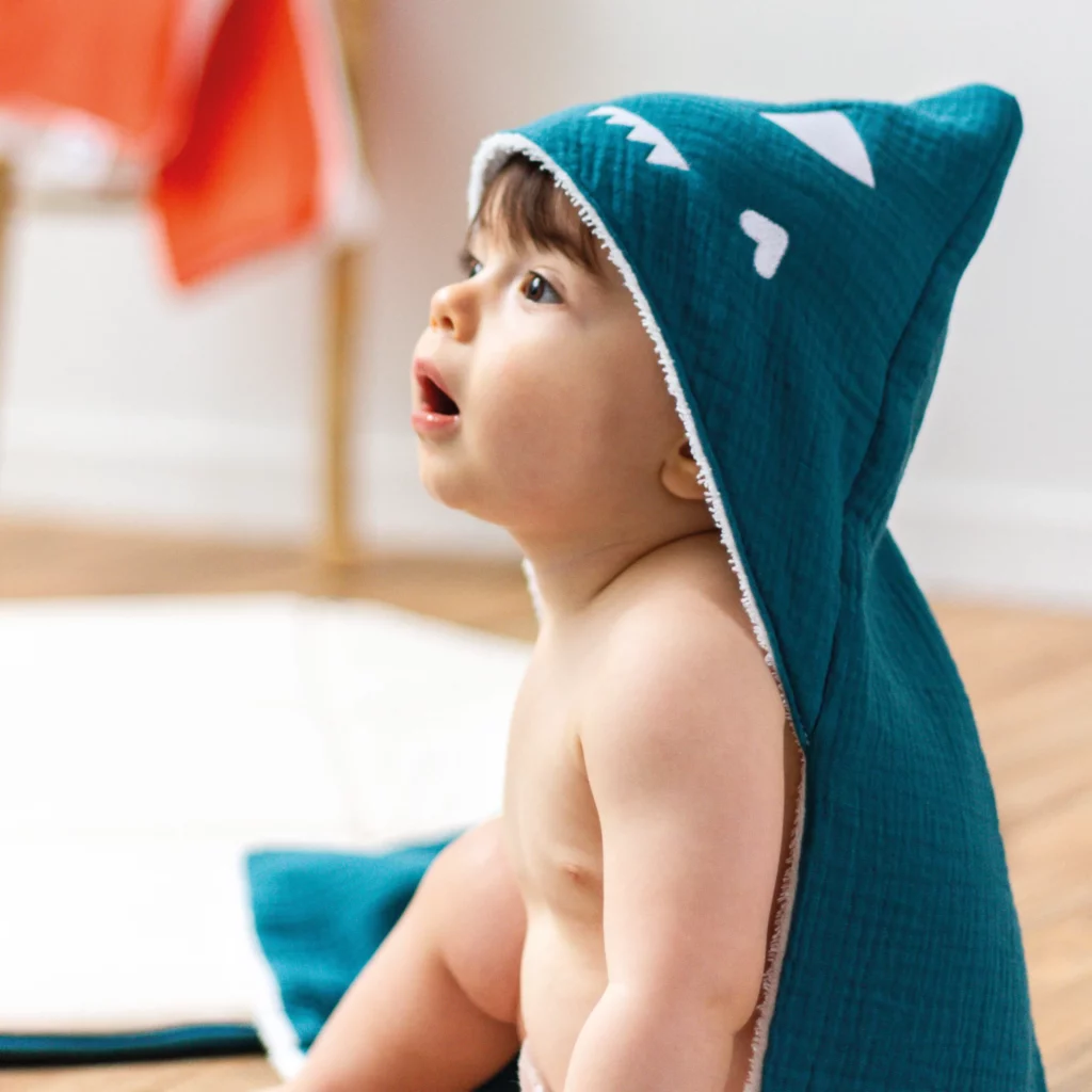 Enfant portant une cape de bain bleu de la marque Toupli